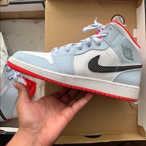 NIKE JORDANS SIZE 6Y ( size 8 in women’s)